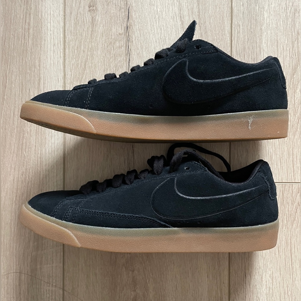 Nike Women’s Black Sneakers - Picture 6 of 10